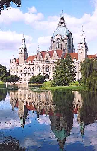 Rathaus mit Maschteich