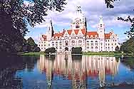 Rathaus mit Maschteich