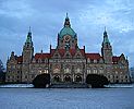 Neues Rathaus mit zugefrorenen Maschteich