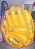 Badeinsel in Form eines Baseballhandschuhs